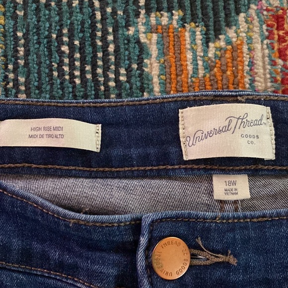 Universal Thread 18W distressed jean shorts - Picture 2 of 5